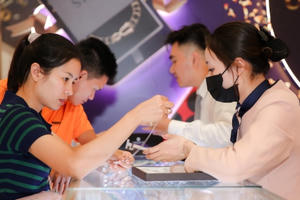 Thị trường trang sức sôi động trước Valentine