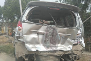 Hưng Yên: Xe tải húc xe Innova 7 chỗ "nát như tương"