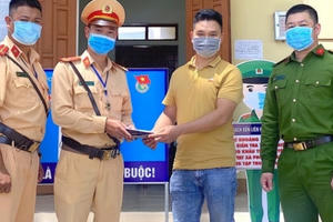 CSGT huyện Tân Kỳ trả lại tài sản cho người đánh rơi