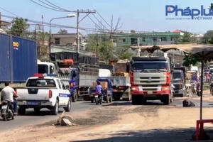 Đồng Nai: Đường hẹp xe đông, nhiều phương tiện lao lên vỉa hè nhà dân để đi