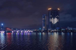 Vinpearl tại 17 tỉnh thành trên cả nước đồng loạt thắp sáng biểu tượng trái tim hướng về tuyến đầu chống dịch Covid-19