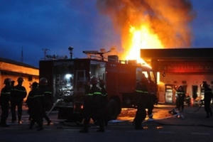 Quảng Ninh: Xe bồn tiếp xăng bốc cháy dữ dội