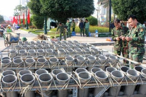 Cận cảnh "trận địa" pháo hoa chào đón năm mới 2016 tại Hà Nội