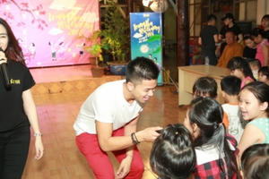 Hòa Minzy, Trọng Hiếu trở về tuổi thơ khi hát cùng trẻ em cơ nhỡ