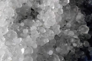 Lai Châu: Bất ngờ xuất hiện mưa đá to như viên bi