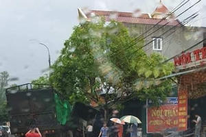 Quảng Ninh: Xe container mất lái tông liên tiếp vào xe tải, lao vào nhà dân khiến 3 người thương vong