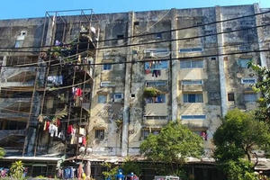 Địa ốc 7AM: Chung cư ‘nát’ uy hiếp an toàn hàng trăm hộ dân, mời thầu khi công trình đã hoàn thành