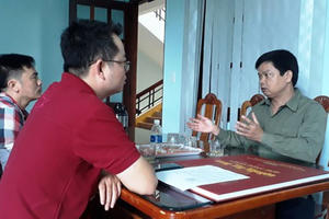 Bí thư huyện đi vi hành, bị cán bộ xã trợn mắt quát "có việc gì?"