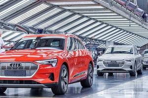 "Dài cổ" chờ nhận xe mới, chuyện không chỉ ở Việt Nam