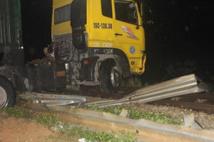 Kịp thời giải cứu xe container mắc kẹt trên đường sắt Bắc Nam giữa đêm mưa lạnh