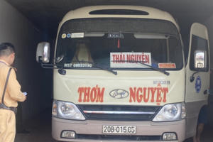 Lạng Sơn:  Xe khách vận chuyển hàng hóa nhập lậu bị bắt trên đường đem đi tiêu thụ