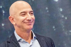 Jeff Bezos trở thành người đầu tiên trên thế giới có 200 tỷ USD