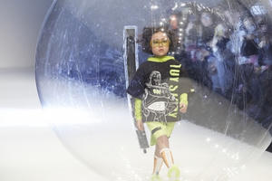 Khánh An tái hiện màn catwalk 'thần sầu' trong bong nước tại Thượng Hải