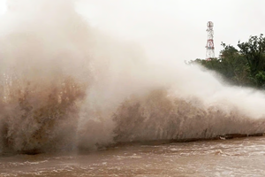 Áp thấp nhiệt đới có khả năng mạnh lên thành bão, hướng vào Nam Trung Bộ và Nam Bộ