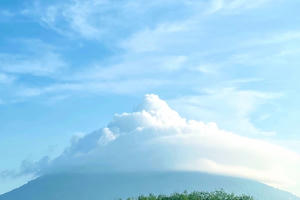 Đám mây hình đĩa bay một lần nữa xuất hiện ở núi Bà Đen Đám mây hình đĩa bay một lần nữa xuất hiện ở núi Bà Đen