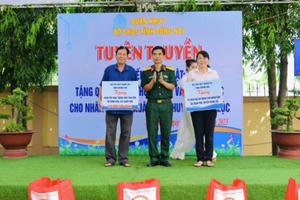 Bộ CHQS tỉnh Đồng Nai tặng quà nhân dân xã Xuân Phú