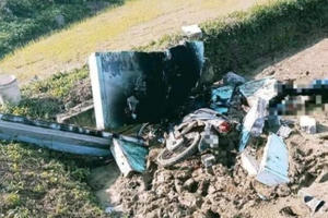 Xe máy đâm đổ tường bê tông rồi bốc cháy, hai người thương vong