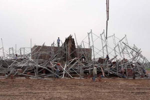 Sập giàn giáo xây dựng cây xăng tại Nam Định, 8 người thương vong