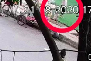 Video ghi lại cảnh người phụ nữ bí ẩn dụ dỗ, bắt cóc cháu bé 2 tuổi tại Bắc Ninh