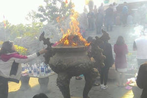 Huế: Người dân phải "ném" nhang sau khi cầu nguyện ở chùa