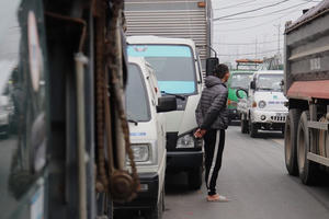 Từ 01/01/2025, khi dừng xe, tài xế ô tô được phép rời khỏi vị trí lái