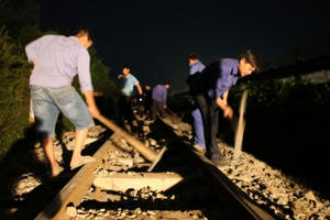 Thông tuyến đường sắt Bắc – Nam sau nhiều giờ tê liệt vì sự cố tàu trật bánh