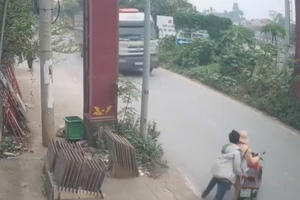 Vụ đẩy CSGT vào đầu xe tải ở Hà Nội: Đối tượng từng chống đối nhốt cán bộ công an xã