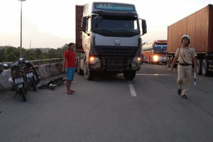 Không bằng lái, tài xế cố thủ trong ca bin khi bị kiểm tra