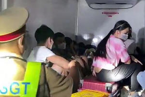 Bắt giữ 15 người trốn trong thùng xe đông lạnh để thông chốt về quê