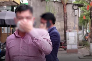 CLIP: Tài xế bỏ xe ôtô khi bị kiểm tra nồng độ cồn ở Hà Nội