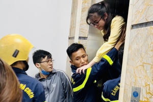 Thanh Hoá: Giải cứu thành công 4 học sinh mắc kẹt trong thang máy