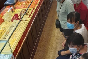 Giá vàng đảo chiều lao dốc, vàng SJC vẫn cao hơn thế giới 3 triệu đồng