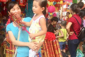 Hà Nội: Phố Hàng Mã nhộn nhịp người mua sắm đồ chơi trước ngày Trung thu