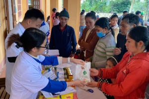 Nghệ An: Người dân miền núi huyện Con Cuông được tặng quà, khám bệnh miễn phí