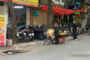 Hà Nội "nở rộ" tình trạng lấn chiếm vỉa hè, lòng đường phục vụ kinh doanh