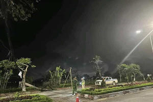 Đi xe máy vướng vào dây cáp, một người tử vong