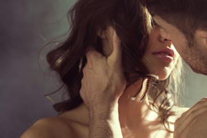 Về nhà đột xuất, chồng phát hiện vợ "trao đổi với đối tác" trong phòng ngủ