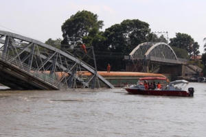 Vụ sập cầu Ghềnh: Đầu kéo sà lan 800 tấn có thể gây nổ Vụ sập cầu Ghềnh: Đầu kéo sà lan 800 tấn có thể gây nổ