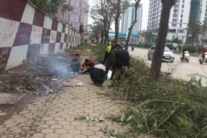 Nhiệt độ Hà Nội xuống thấp, người dân Thủ đô gồng mình "chống" rét