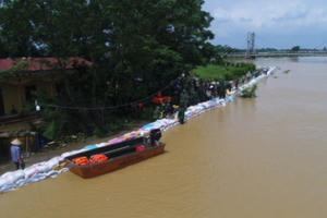 Ngoại thành Hà Nội trong trận lụt lịch sử: Đảm bảo an toàn cho dân là nhiệm vụ hàng đầu Ngoại thành Hà Nội trong trận lụt lịch sử: Đảm bảo an toàn cho dân là nhiệm vụ hàng đầu
