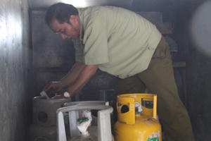 Đột kích cơ sở sang chiết gas lậu "ẩn mình" trong khu dân cư