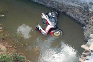 Xe máy lao xuống mương nước khiến 2 người thương vong