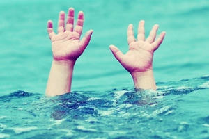 Đi chơi thác, cô gái bị ngã xuống nước tử vong