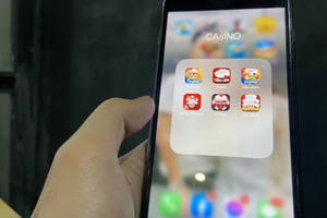 Cha mẹ đổ nợ vì con trót chơi cờ bạc online