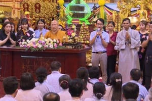 Bác sĩ khuyên người dân lên Ba Vàng chữa bệnh: Trụ trì chùa gọi nên "không thể không lên"