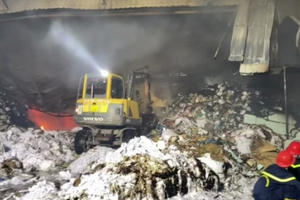 Hải Phòng: Đang cháy lớn tại xưởng giấy vụn gần 800m2 ở xã Đại Bản