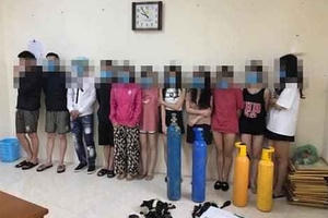 Hà Nội: Quán karaoke bất chấp lệnh cấm vẫn mở cửa đón khách