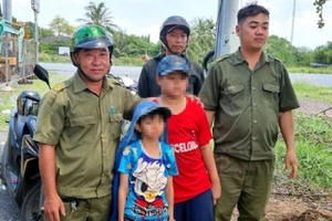 Tìm được hai anh em đạp xe lên TPHCM xem diễu binh