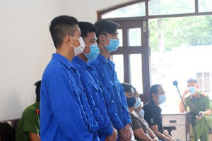 Giải quyết mâu thuẫn bằng xăng và vỏ chai bia