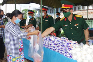 Sát cánh cùng nhân dân trên tuyến đầu chống dịch